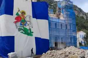 Καστελόριζο: Ύψωσαν σημαία γίγας με τον Άγιο Γεώργιο – Δείτε βίντεο