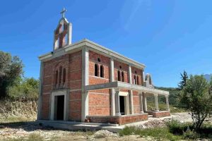 Μετά από 55 χρόνια λειτουργήθηκε υπό αναστήλωση ναός των Αγίων Κων/νου και Ελένης στο Μπεράτι Αλβανίας!