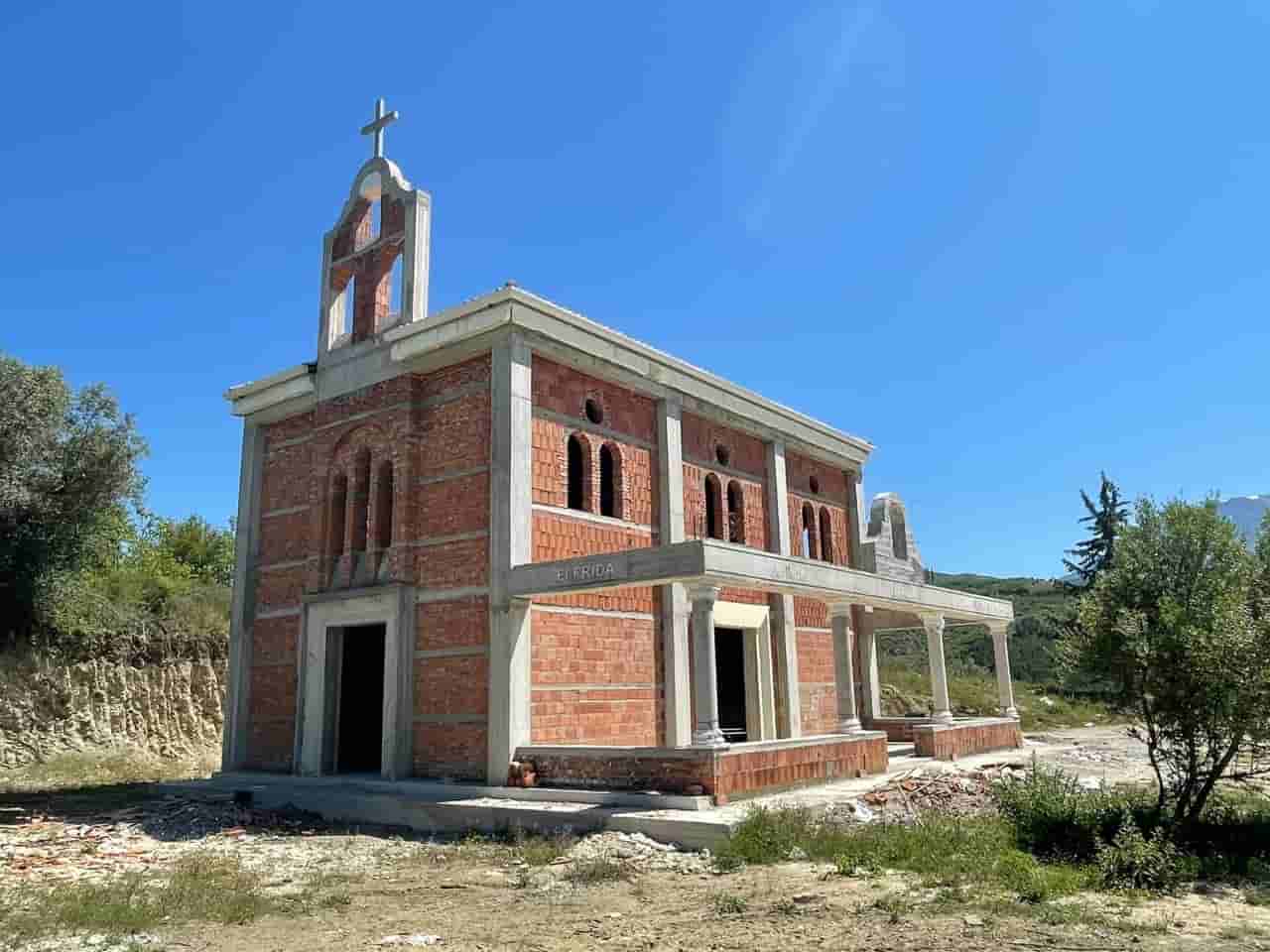 You are currently viewing Μετά από 55 χρόνια λειτουργήθηκε υπό αναστήλωση ναός των Αγίων Κων/νου και Ελένης στο Μπεράτι Αλβανίας!