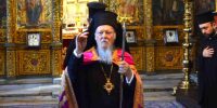 Το παρασκήνιο της επίσκεψης του Οικουμενικού Πατριάρχη στο Άγιον Όρος: Το Ρωσικό μοναστήρι, η απουσία τριών ηγουμένων, οι διάλογοι με μοναχούς και η επικοινωνία με την κυβέρνηση