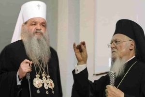 Ο Οικ. Πατριάρχης αγκάλιασε το νέο μέλος της Εκκλησίας των Σκοπίων  στην Ορθόδοξη οικογένεια αλλά ζήτησε να είναι σταθεροί στις δεσμεύσεις τους- Αγνόησε  την Εκκλησία της Σερβίας για τις αμετροέπειες της.