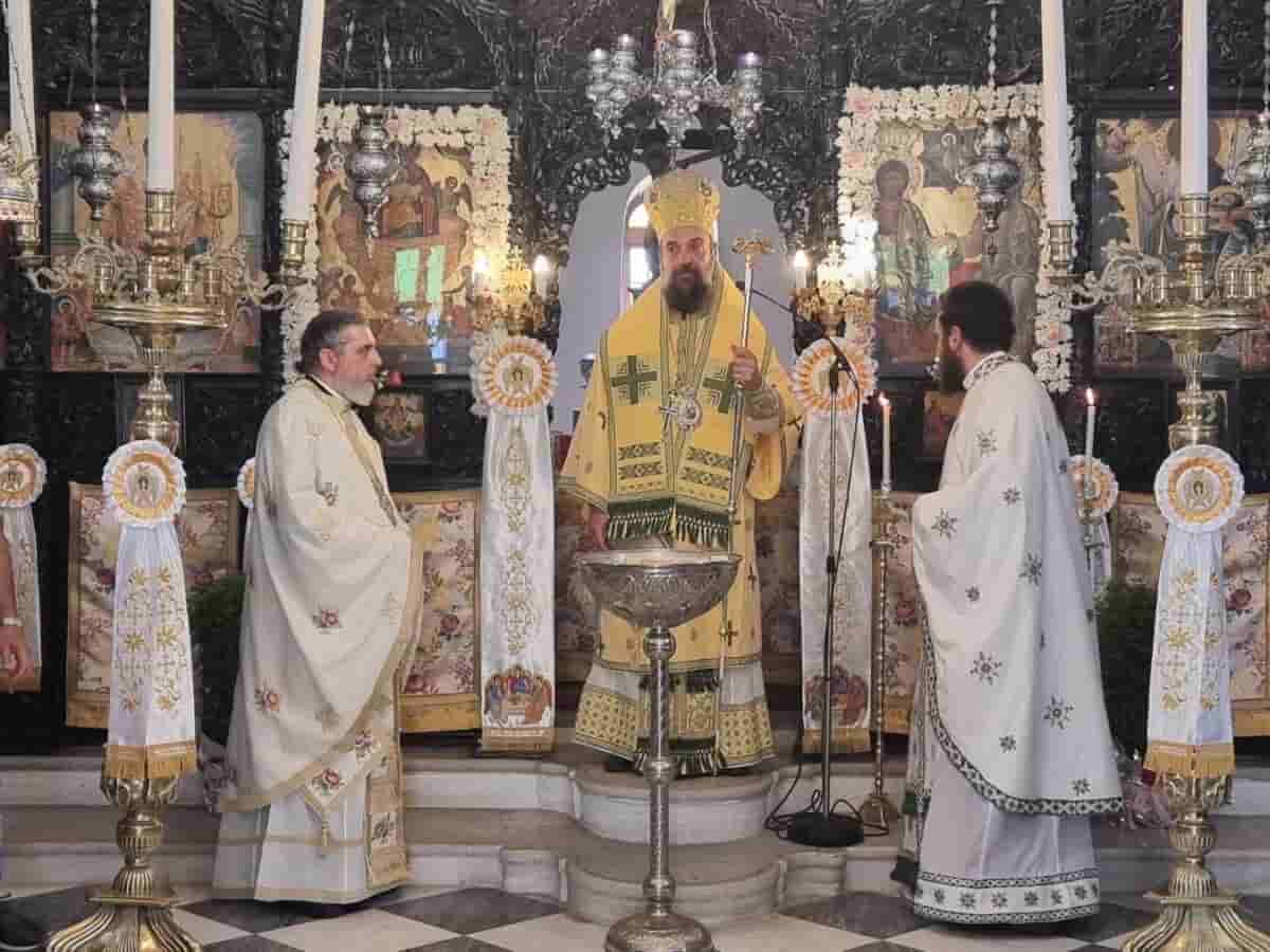You are currently viewing Η εορτή του Αγίου Πνεύματος στην Αγία Τριάδα Σαντορίνης