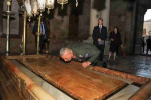 Συγκίνηση! Ο Αρχηγός ΓΕΕΘΑ προσκυνά τον τάφο του Χριστού μας στην Ιερουσαλήμ
