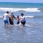 Στη θάλασσα βάπτισε εννέα άτομα ο Μητροπολίτης Φίερι κ. Νικόλαος