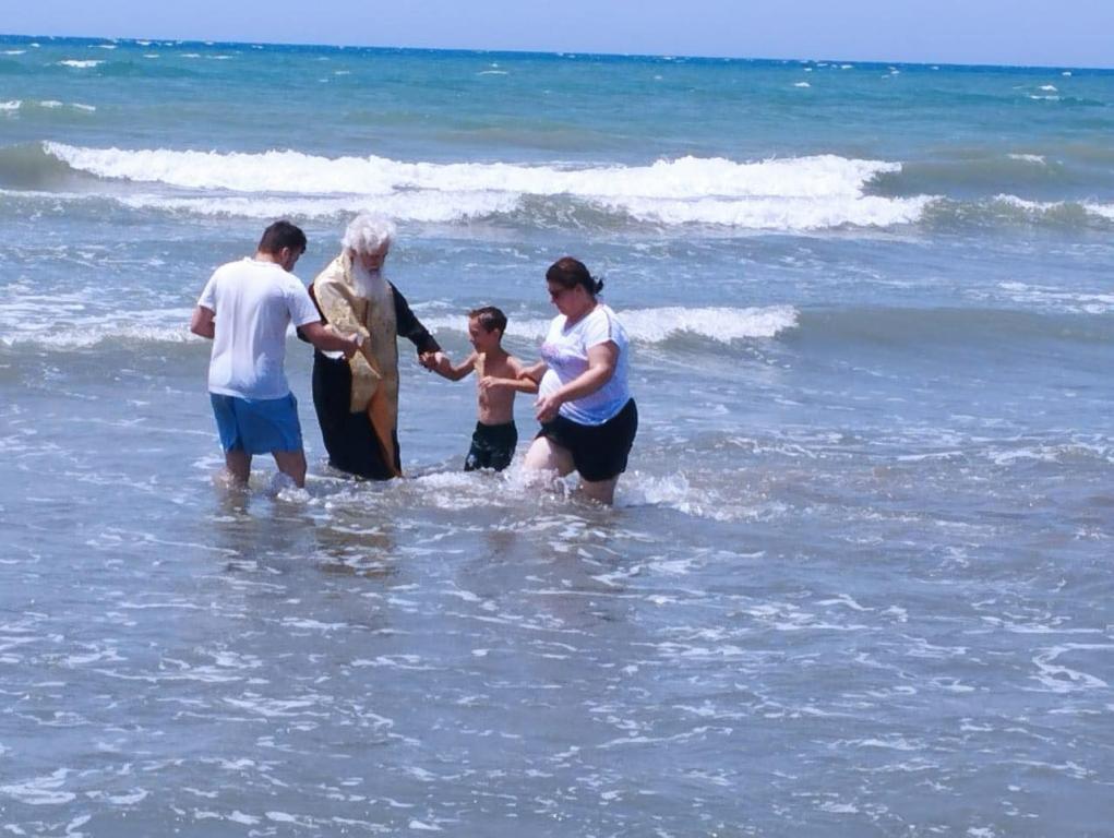You are currently viewing Στη θάλασσα βάπτισε εννέα άτομα ο Μητροπολίτης Φίερι κ. Νικόλαος