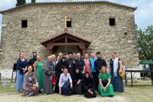 Πλήθος πιστών προσκύνησε το λείψανο του Ιωάννου του Βλαδιμήρου στο Ελμπασάν Αλβανίας