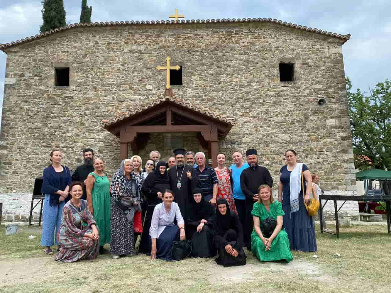You are currently viewing Πλήθος πιστών προσκύνησε το λείψανο του Ιωάννου του Βλαδιμήρου στο Ελμπασάν Αλβανίας