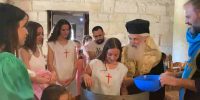 Ομαδική βάπτιση νέων από τον Μητροπολίτη Φίερι Νικόλαο
