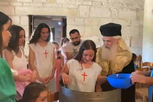Ομαδική βάπτιση νέων από τον Μητροπολίτη Φίερι Νικόλαο