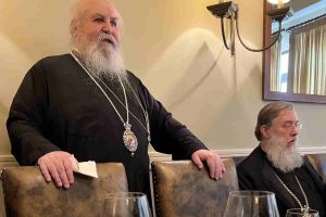 Η ευχάριστη έκπληξη του Σεβ. Μητροπολίτη Καισαριανής Δανιήλ στο εόρτιο γεύμα του Σεβ. Κηφισίας Κυρίλλου.