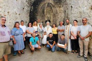 ΑΛΒΑΝΙΑ: Μέσα σε ερειπωμένο ναό λειτούργησε Μητροπολίτης