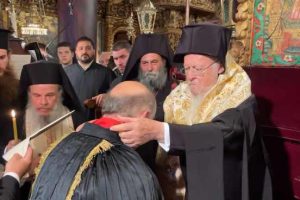 Άρχοντας Ιερομνήμων χειροθετήθηκε ο Μετσοβίτης Μιχάλης Τρίτος από τον Οικουμενικό Πατριάρχη