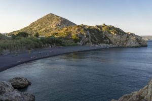 Η μαύρη παραλία της Ελλάδας με την απόκοσμη ομορφιά