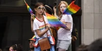 Ρωσία: Αποσύρονται όλα τα βιβλία που «προπαγανδίζουν» τους ΛΟΑΤΚΙ – «Κινδυνεύει ολόκληρη η κοινωνία»Εμείς εδώ τα εντελώς αντίθετα!