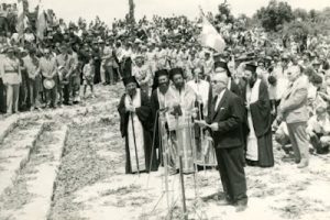 61 χρόνια από τα αποκαλυπτήρια του μνημείου του Ζαλόγγου για τη θυσία των Σουλιωτισσών…