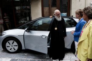 Δωρεά ηλεκτρικού αυτοκινήτου στην Αρχιεπισκοπή- Το παρέλαβε ο ίδιος ο Αρχιεπίσκοπος