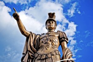 «Αποβάλλουν» τον βασιλιά Πύρρο από τα σχολεία – Προτείνεται να μη διδαχθεί η ιστορία του