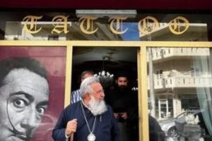 Έμειναν άφωνοι με την επίσκεψη του Αρχιεπισκόπου Κρήτης σε ….τατουατζίδικο!