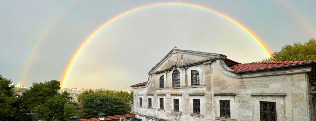 You are currently viewing Εντυπωσιακή- συγκινητική εικόνα: Ουράνιο τόξο πάνω από το Οικουμενικό Πατριαρχείο στην Κωνσταντινούπολη