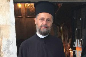Ο ρασοφόρος πρωταθλητής στο ύπτιο και με ευρωπαϊκή φινέτσα κληρικός , είναι ο νέος διευθυντής του γραφείου της Εκκλησίας της Ελλάδος στίς Βρυξέλλες