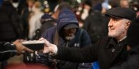 Ο Αμερικής Ελπιδοφόρος μοίρασε γεύματα στους άστεγους της Νέας Υόρκης (ΦΩΤΟ)- Γιατί έπρεπε να πάει ο ίδιος και μάλιστα ως λαϊκός;