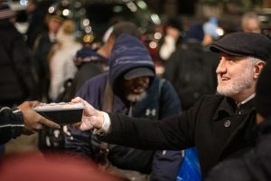 Ο Αμερικής Ελπιδοφόρος μοίρασε γεύματα στους άστεγους της Νέας Υόρκης (ΦΩΤΟ)- Γιατί έπρεπε να πάει ο ίδιος και μάλιστα ως λαϊκός;