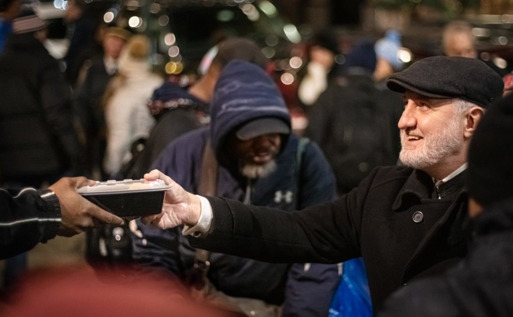 You are currently viewing Ο Αμερικής Ελπιδοφόρος μοίρασε γεύματα στους άστεγους της Νέας Υόρκης (ΦΩΤΟ)- Γιατί έπρεπε να πάει ο ίδιος και μάλιστα ως λαϊκός;