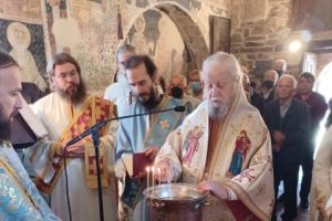 Θεία Λειτουργία από τον Γέροντα Καρυστίας κ. Σεραφείμ, στην Ιερά Μονη Κοιμήσεως της Θεοτόκου – Μάτζαρη Οξυλίθου