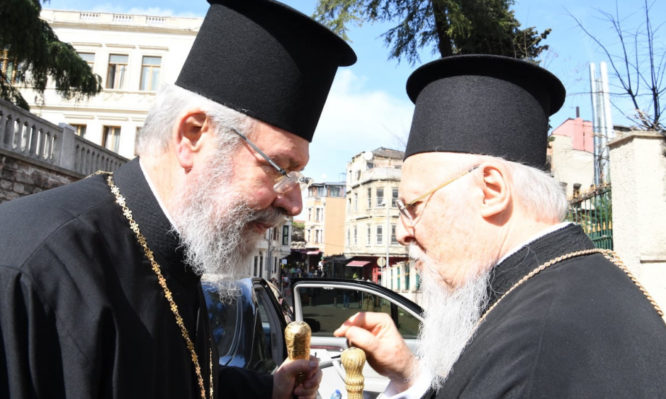 You are currently viewing Το παρασκήνιο του ταξιδιού  του Οικουμενικού Πατριάρχη Βαρθολομαίου στην Κύπρο και οι ασκήσεις συμμαχιών για το νέο Αρχιεπίσκοπο