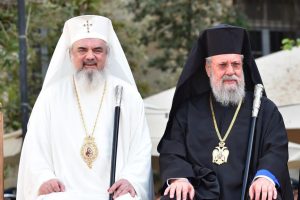O Πατριάρχης Ρουμανίας Δανιήλ αποχαιρετά τον μακαριστό Αρχιεπίσκοπο Κύπρου κυρό Χρυσόστομο Β’