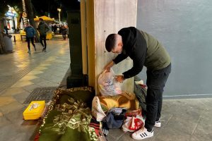 Η «ΑΠΟΣΤΟΛΗ» μοιράζει τα βράδια δέματα αγάπης στους αστέγους