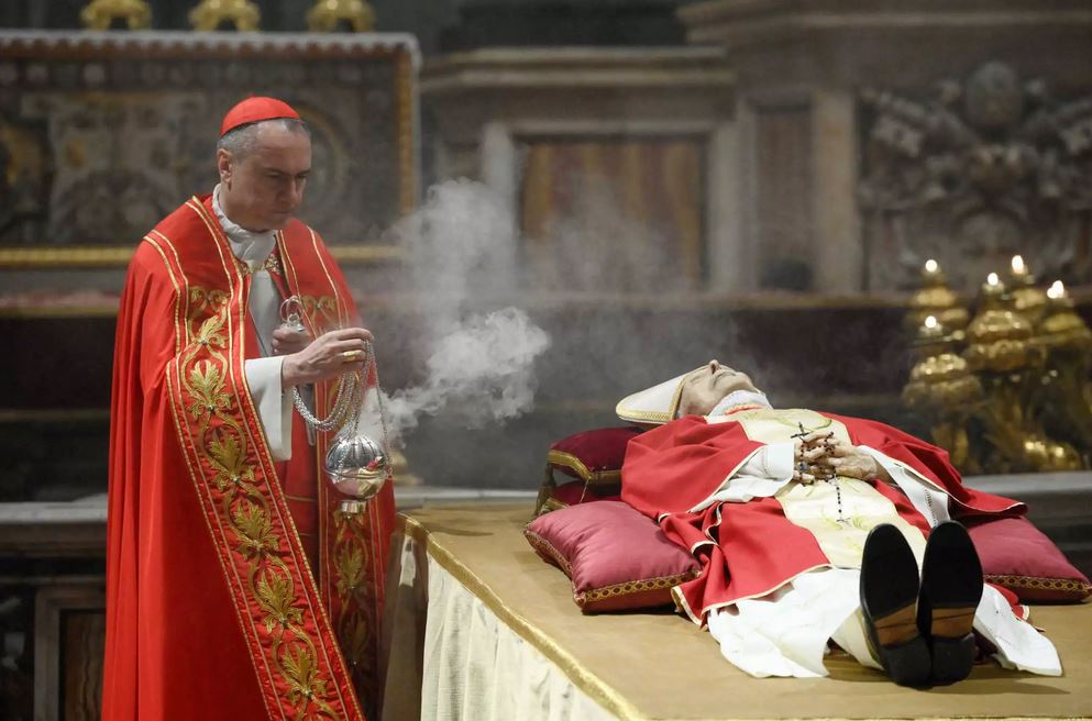You are currently viewing Σε λαϊκό προσκύνημα η σορός του μεγάλου Θεολόγου Πάπα Βενεδίκτου στο Βατικανό – Τι αναφέρουν οι Προκαθήμενοι των Ορθοδόξων Εκκλησιών