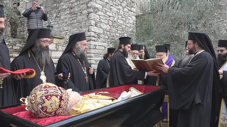 You are currently viewing Η άψογη υποδοχή και ταφή του σκηνώματος του Πατριάρχη Ειρηναίου στη Σάμο.