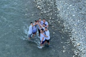 ΑΛΒΑΝΙΑ: Σε ποτάμια, θάλασσες και σιντριβάνια βούτηξαν  νέοι για να πιάσουν το σταυρό…
