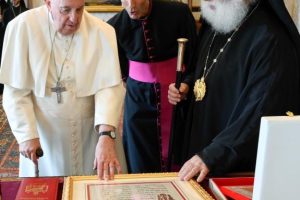 Ιστορική συνάντηση του Πάπα και Πατριάρχη Αλεξανδρείας Θεοδώρου Β ´ με τον Πάπα της Ρώμης Φραγκίσκο