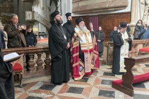 Ο Αρχιεπίσκοπος Κρήτης ενώπιον της Εικόνος της Παναγίας του Χάνδακα στην Βιέννη