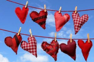 Αγίου Βαλεντίνου: Η γιορτή των ερωτευμένων είναι εμπόριο, όχι αγάπη!