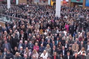 Χιλιάδες κόσμου στην πίτα του Άδωνι Γεωργιάδη στο Mall – Είμαστε όλοι εκεί!