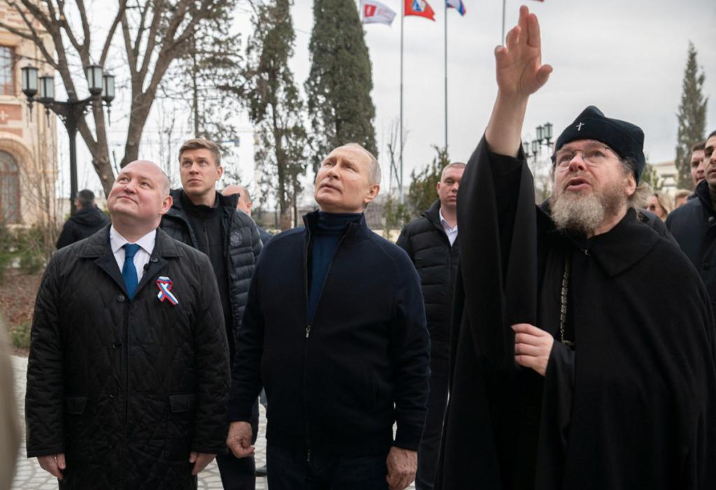 You are currently viewing Επίδειξη ισχύος από Πούτιν: Επισκέφτηκε «αιφνιδιαστικά» την Κριμαία,μια ημέρα μετά την έκδοση εντάλματος σύλληψης