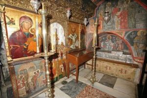 Πλήθος πιστών προσκυνούν το άφθαρτο λείψανο του οσίου Χριστοδούλου του εν Πάτμω