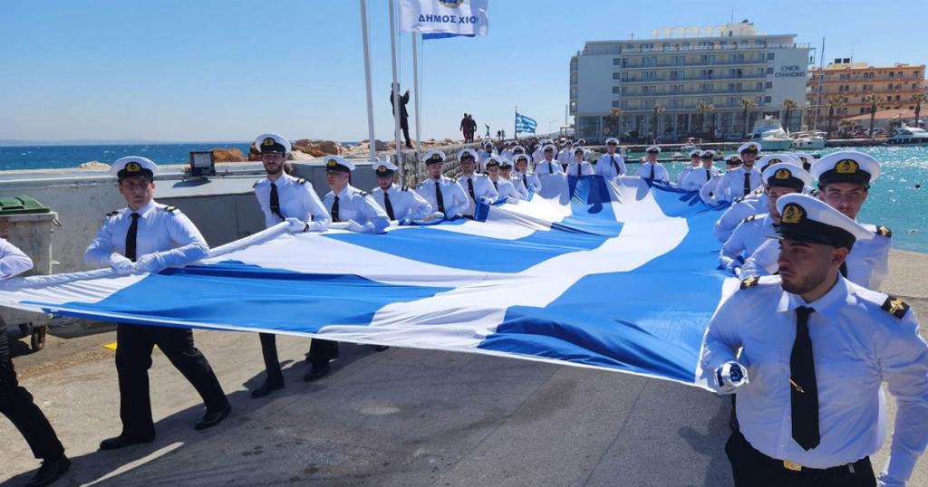 Μόνο περηφάνεια: Υψώθηκε στο λιμάνι της Χίου τεράστια ελληνική σημαία
