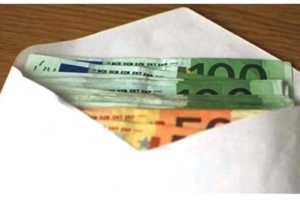 Βρήκε 11.600 ευρώ μέσα σε ένα φάκελο, στο πάρκινγκ ενός πολυκαταστήματος.
