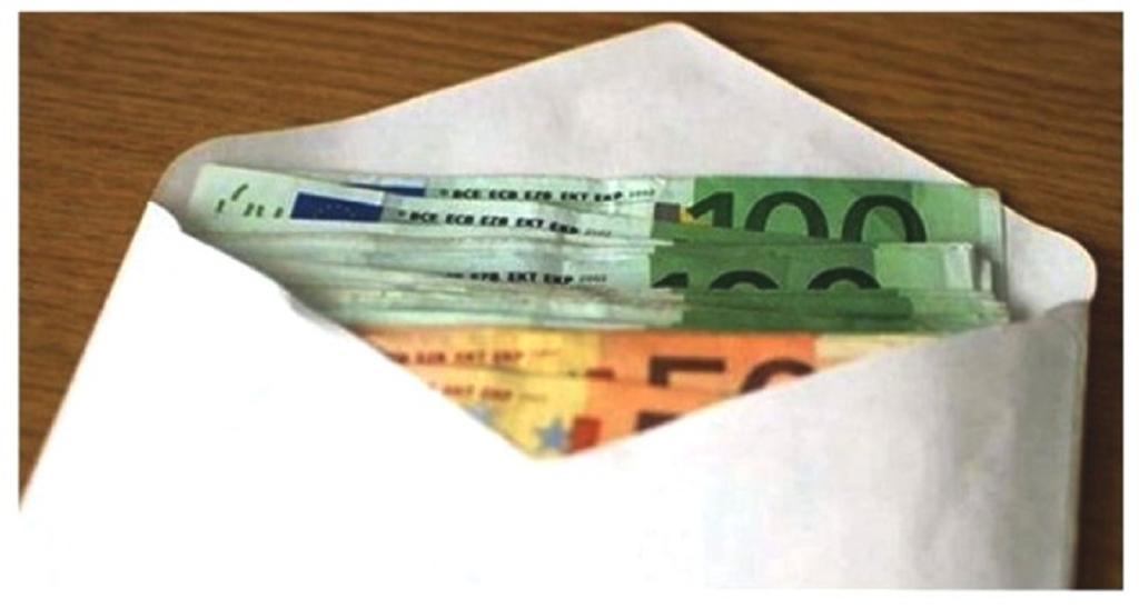 Βρήκε 11.600 ευρώ μέσα σε ένα φάκελο, στο πάρκινγκ ενός πολυκαταστήματος.