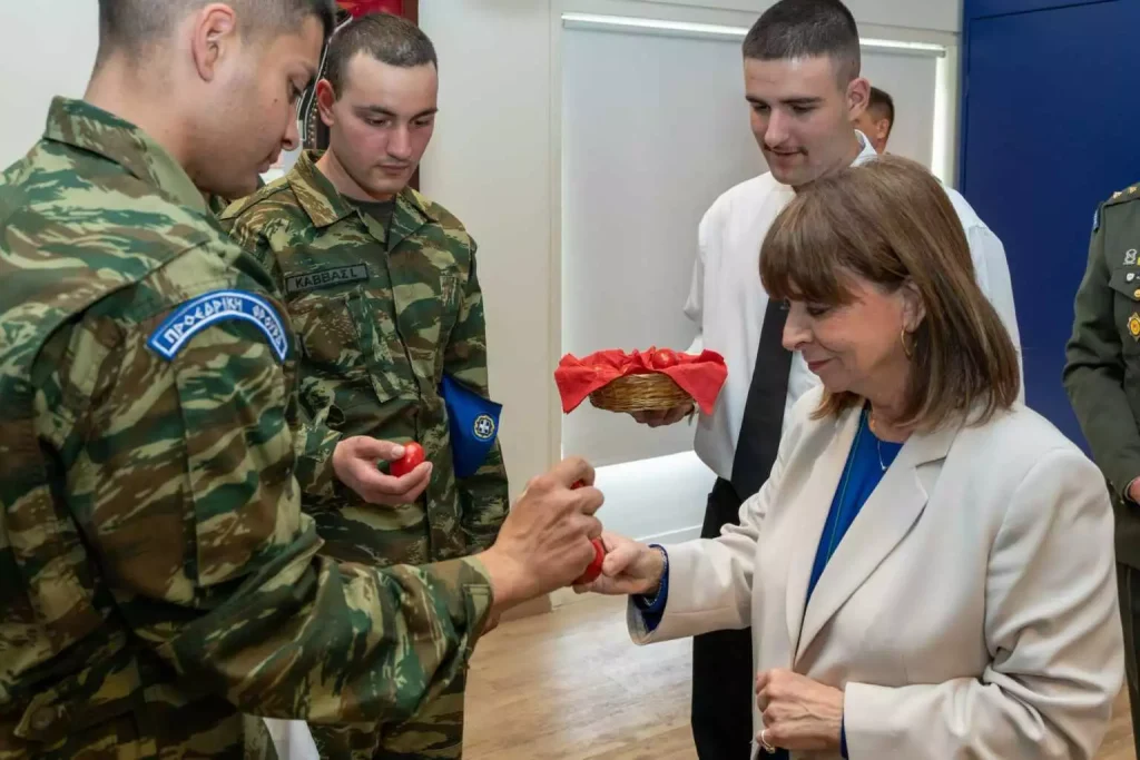 Η ΠτΔ κ. Σακελλαροπούλου τσούγκρισε αυγά με τους εύζωνες της Προεδρικής Φρουράς