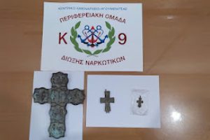 Ηγουμενίτσα: Είχε κρυμμένους στις χειραποσκευές του τρεις παλαιούς σταυρούς…