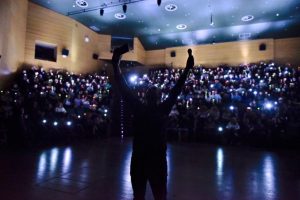 Η “ΑΡΩΓΗ”, στην πρώτη Stand Up Comedy Παράσταση που πραγματοποιήθηκε στο σκοτάδι, στην  Ελλάδα,  στο Ίδρυμα “Μιχάλης Κακογιάννης” από τα  “Σπουδαία Events”.