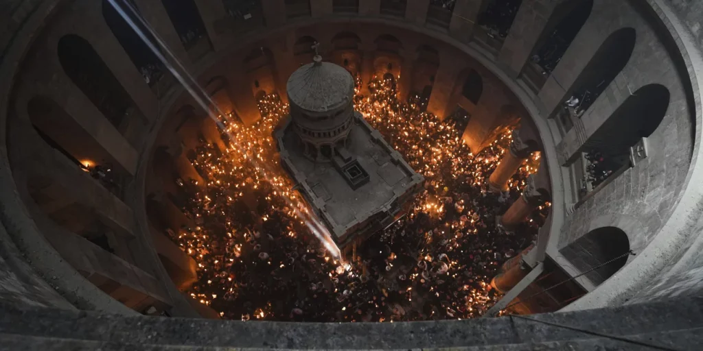 Γιατί ήταν μόλις 1.600 φέτος οι πιστοί στον Πανάγιο Τάφο για την Αφή του Αγίου Φωτός -Πάνω από 10.000 παλιότερα