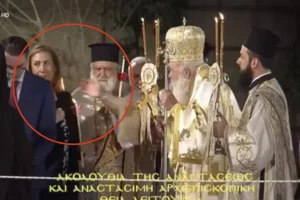 Ατύχημα για την Μαριλίζα Ξενογιαννακοπούλου – Πήραν φωτιά τα μαλλιά της στη λειτουργία της Ανάστασης