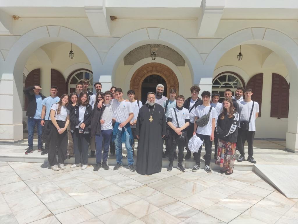You are currently viewing Οι μαθητές του Λυκείου “Άγιος Κοσμάς ο Αιτωλός” στον Μητροπολίτη Μεσσηνίας.