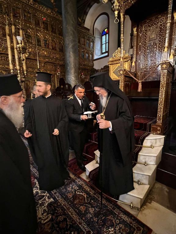 Ο Γέροντας Νεκτάριος με συνοδεία και προσκυνητές  στον Οικουμενικό Πατριάρχη